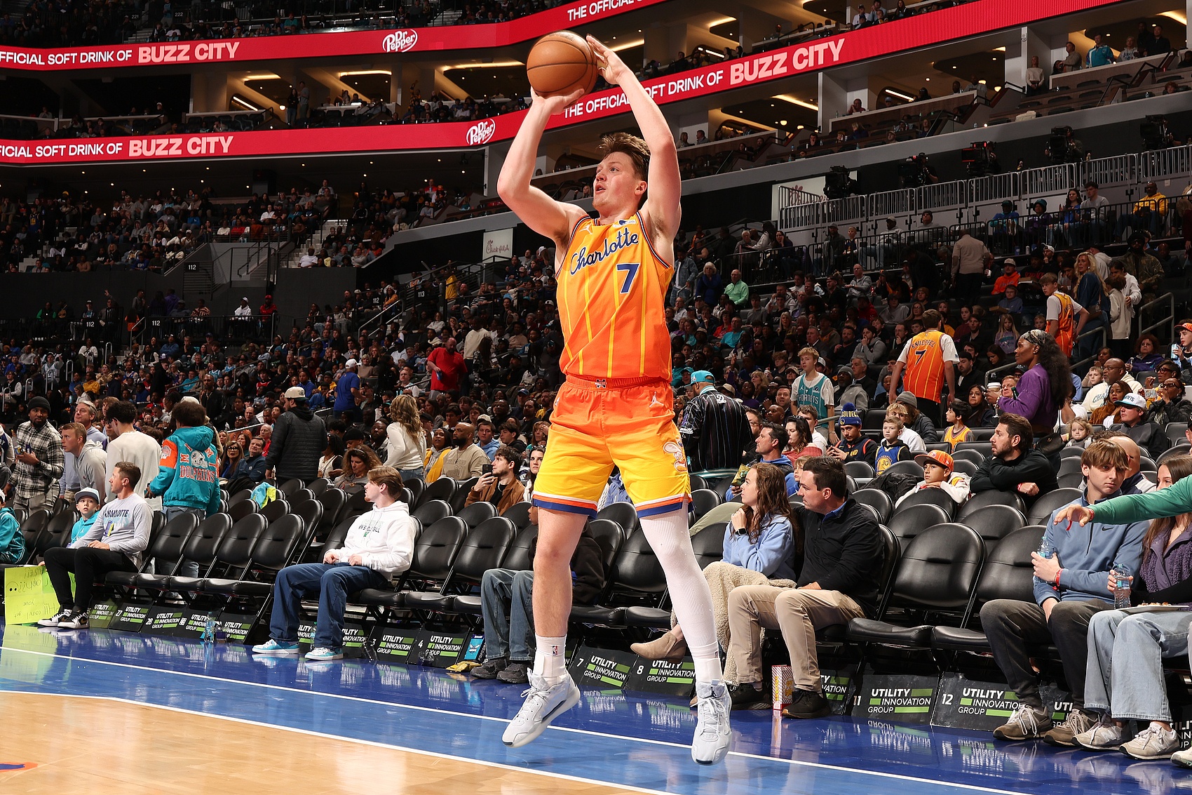 出手很少！克尼佩尔上半场5投3中 拿到6分4篮板3助攻